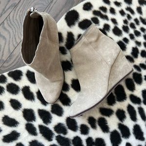 Dolce Vita Tan suede wedge booties GUC 7.5